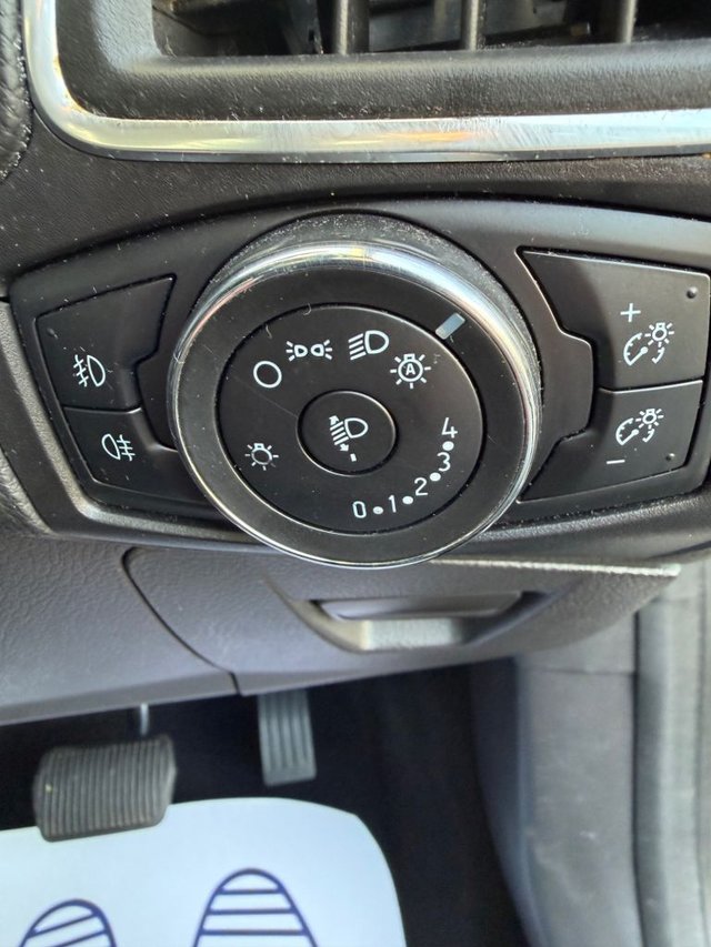 2012 Ford Focus 1.6L Titanium 5dr - Photo 11