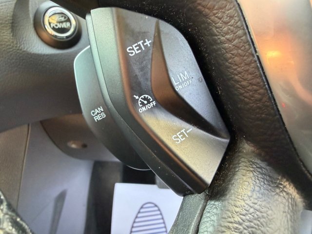 2012 Ford Focus 1.6L Titanium 5dr - Photo 12