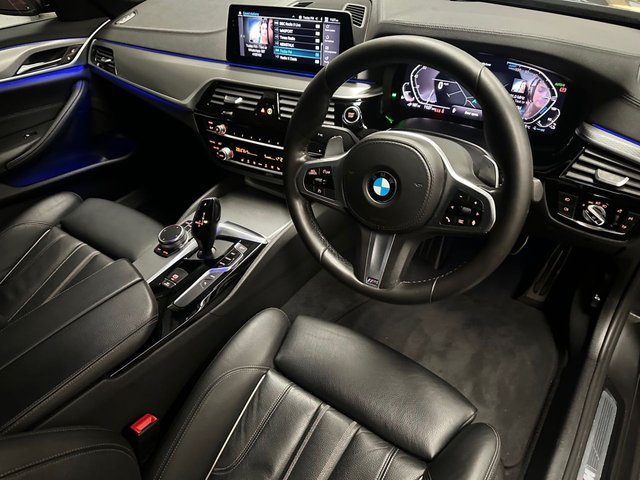 2019 BMW 5 SERIES - Photo 3