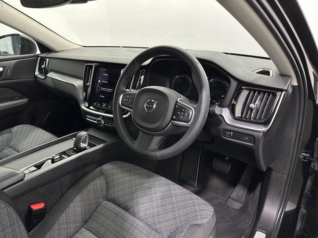 2022 Volvo V60 - Photo 10