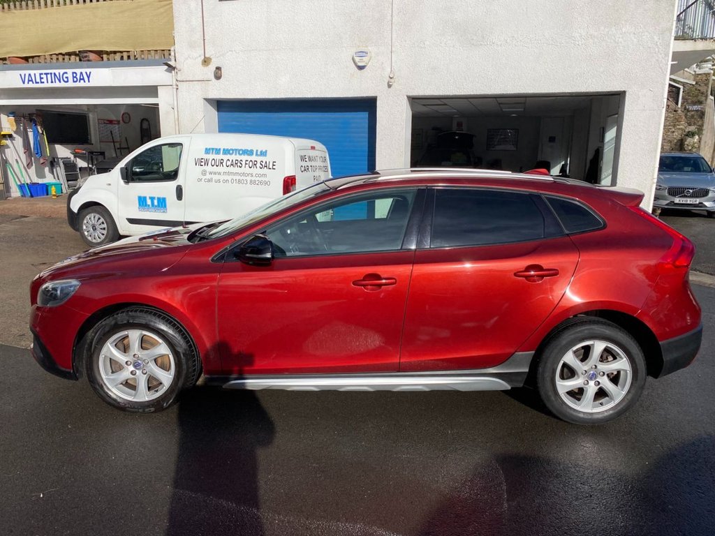 USED 2014 63 VOLVO V40 CROSS COUNTRY 2.0 D3 SE Hatchback 5dr Diesel Manual Euro 5 (s/s) (150 ps) WINTER PACK DAB REAR PARKING SENSOR