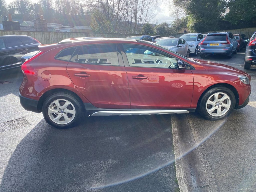 USED 2014 63 VOLVO V40 CROSS COUNTRY 2.0 D3 SE Hatchback 5dr Diesel Manual Euro 5 (s/s) (150 ps) WINTER PACK DAB REAR PARKING SENSOR