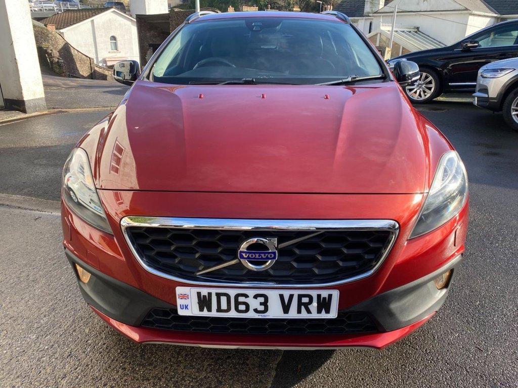 USED 2014 63 VOLVO V40 CROSS COUNTRY 2.0 D3 SE Hatchback 5dr Diesel Manual Euro 5 (s/s) (150 ps) WINTER PACK DAB REAR PARKING SENSOR