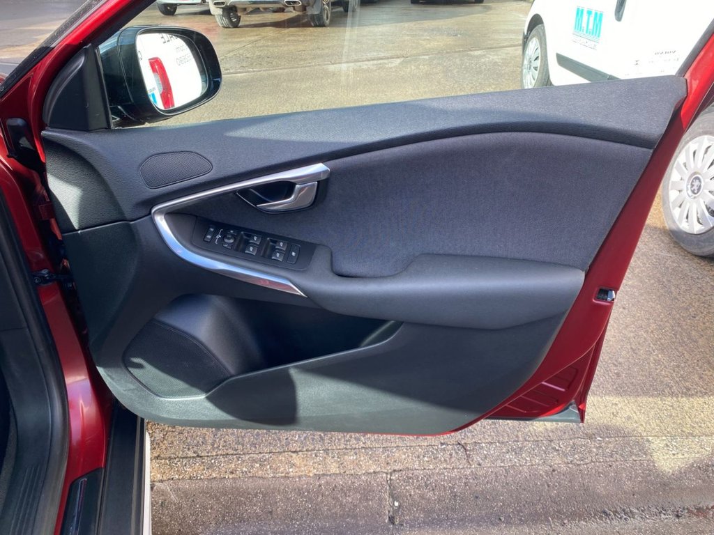 USED 2014 63 VOLVO V40 CROSS COUNTRY 2.0 D3 SE Hatchback 5dr Diesel Manual Euro 5 (s/s) (150 ps) WINTER PACK DAB REAR PARKING SENSOR