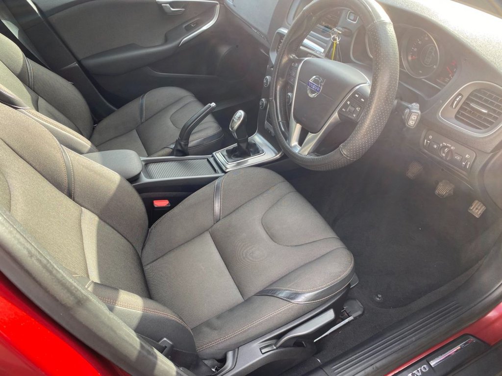USED 2014 63 VOLVO V40 CROSS COUNTRY 2.0 D3 SE Hatchback 5dr Diesel Manual Euro 5 (s/s) (150 ps) WINTER PACK DAB REAR PARKING SENSOR