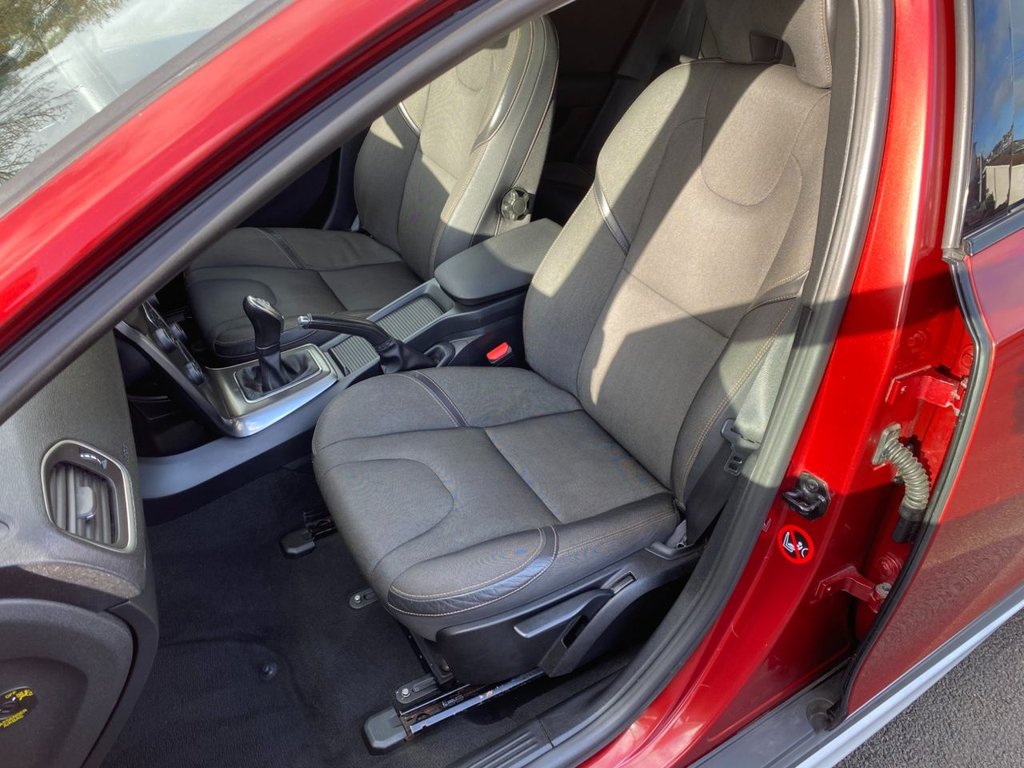 USED 2014 63 VOLVO V40 CROSS COUNTRY 2.0 D3 SE Hatchback 5dr Diesel Manual Euro 5 (s/s) (150 ps) WINTER PACK DAB REAR PARKING SENSOR