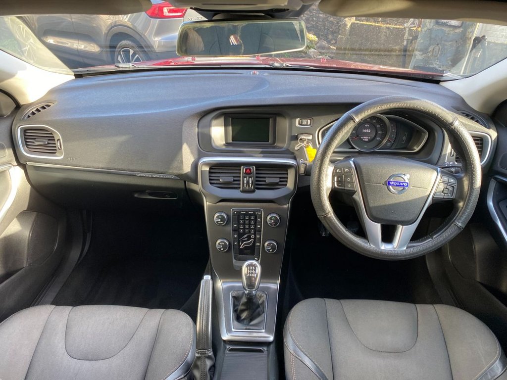 USED 2014 63 VOLVO V40 CROSS COUNTRY 2.0 D3 SE Hatchback 5dr Diesel Manual Euro 5 (s/s) (150 ps) WINTER PACK DAB REAR PARKING SENSOR