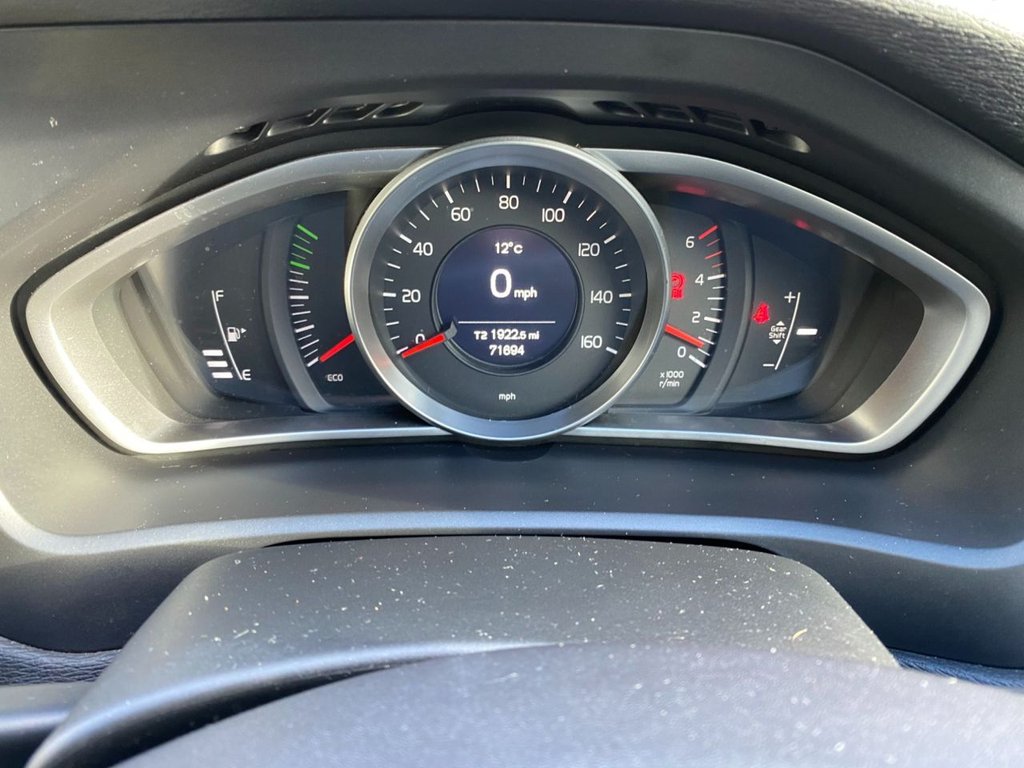 USED 2014 63 VOLVO V40 CROSS COUNTRY 2.0 D3 SE Hatchback 5dr Diesel Manual Euro 5 (s/s) (150 ps) WINTER PACK DAB REAR PARKING SENSOR