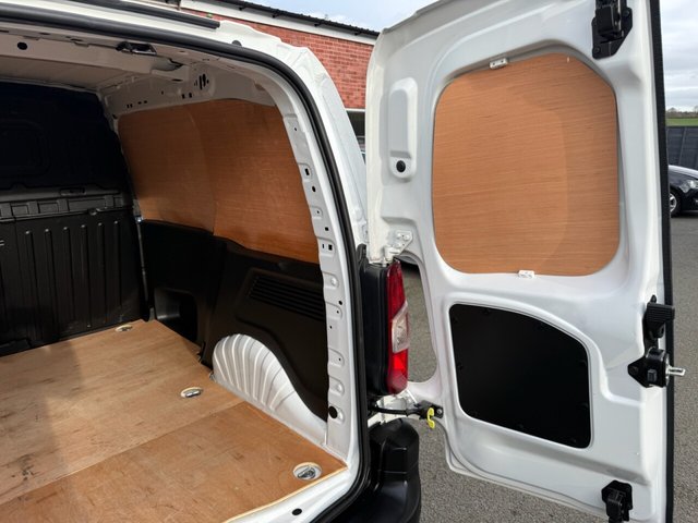 2021 Vauxhall Combo 1.5L Dynamic 4dr - Photo 11