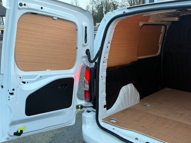 2020 Vauxhall Combo 1.6L Sportive 4dr - Photo 10