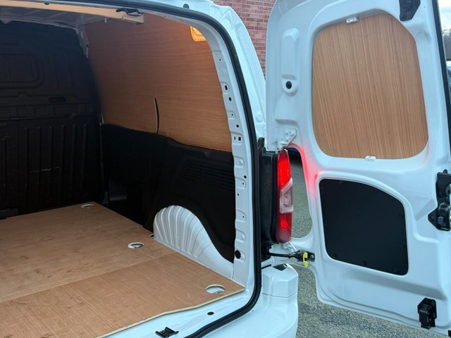2020 Vauxhall Combo 1.6L Sportive 4dr - Photo 11