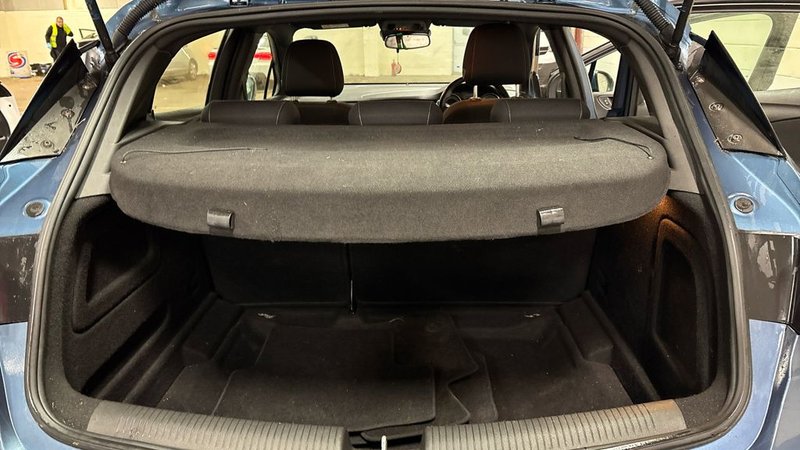 2015 Vauxhall Astra in blue — photo 11 of 11