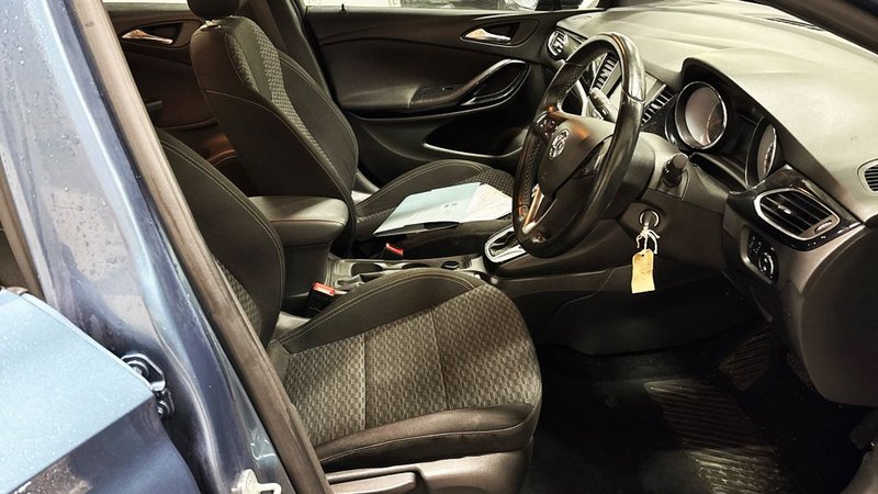 2015 Vauxhall Astra in blue — photo 9 of 11