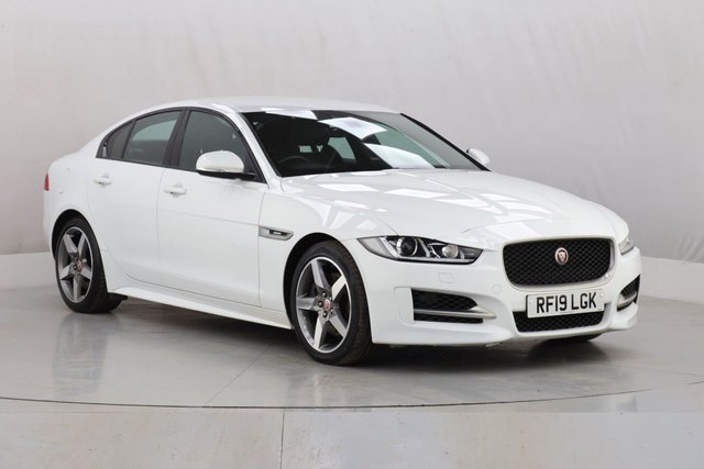 2019 Jaguar Xe 2L R-Sport 4dr - Photo 2