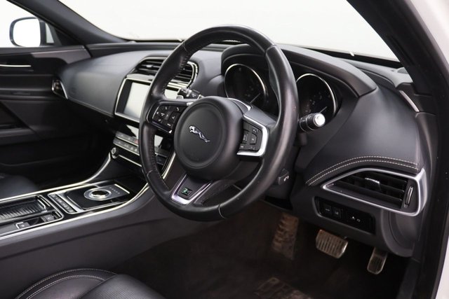 2019 Jaguar Xe 2L R-Sport 4dr - Photo 10