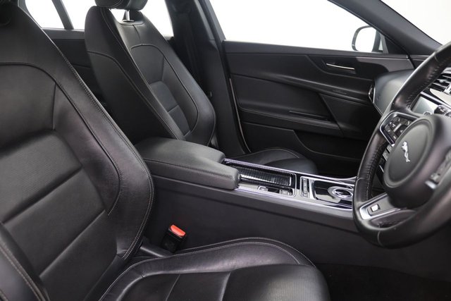 2019 Jaguar Xe 2L R-Sport 4dr - Photo 11