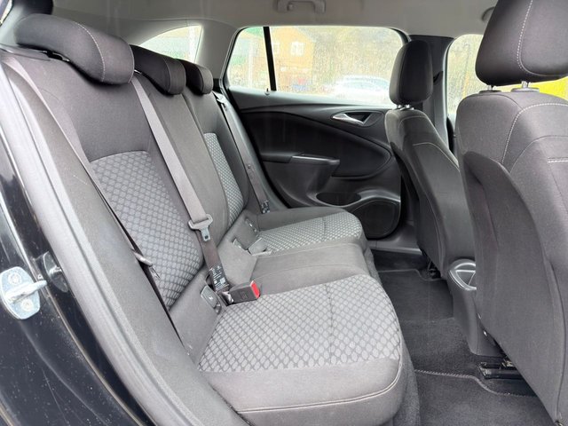 2017 Vauxhall Astra 1L Design 5dr - Photo 6