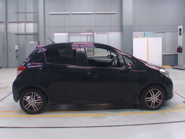 2012 TOYOTA VITZ 1.3 Automatic Petrol Hatchback Black 5dr - Photo 4