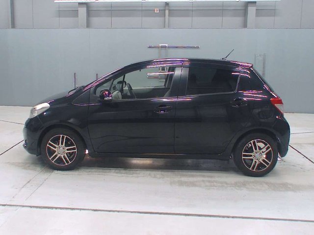 2012 TOYOTA VITZ 1.3 Automatic Petrol Hatchback Black 5dr - Photo 5