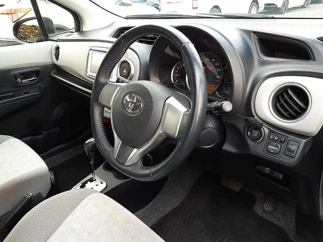 2012 TOYOTA VITZ 1.3 Automatic Petrol Hatchback Black 5dr - Photo 7