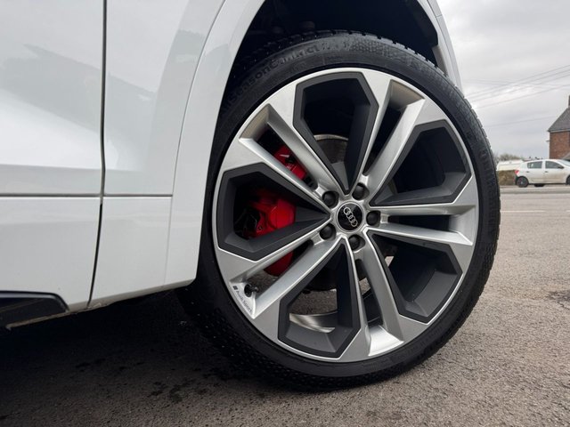 2021 AUDI Q5 2021 2.0 TDI 40 Edition 1 SUV 5dr Diesel S Tronic quattro Euro 6 (s/s) (204 ps) * HUGE SPEC LIST * REAR CAMERA * POWERED TAILGATE * 21" ALLOY WHEELS * HEATED NAPPA LEATHER * APPLE CARPLAY * VIRTUAL COCKPIT * LED LIGHTS * PRIVACY GLASS * ROOF RAILS * 3-ZONE CLIMATE CONTROL * GLACIER WHITE * AUDI DRIVE SELECT * 4-WAY LUMBAR SEATS * 10.1" DISPLAY * MULTI-FUNCTIONAL STEERING WHEEL * CRUISE CONTROL * KEYLESS START * SAT NAV * DAB * STUNNING THROUGHOUT * - Photo 5