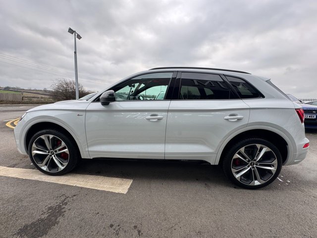 2021 AUDI Q5 2021 2.0 TDI 40 Edition 1 SUV 5dr Diesel S Tronic quattro Euro 6 (s/s) (204 ps) * HUGE SPEC LIST * REAR CAMERA * POWERED TAILGATE * 21" ALLOY WHEELS * HEATED NAPPA LEATHER * APPLE CARPLAY * VIRTUAL COCKPIT * LED LIGHTS * PRIVACY GLASS * ROOF RAILS * 3-ZONE CLIMATE CONTROL * GLACIER WHITE * AUDI DRIVE SELECT * 4-WAY LUMBAR SEATS * 10.1" DISPLAY * MULTI-FUNCTIONAL STEERING WHEEL * CRUISE CONTROL * KEYLESS START * SAT NAV * DAB * STUNNING THROUGHOUT * - Photo 11