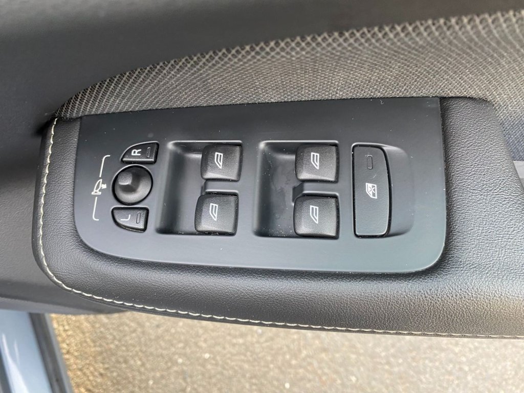 USED 2019 19 VOLVO V60 2.0 D4 R-Design Pro Estate 5dr Diesel Auto Euro 6 (s/s) (190 ps) HEATED SEATES, NAVIGATION, DAB
