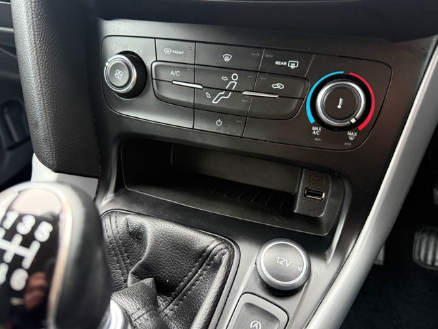 2016 FORD FOCUS 1.5 TDCi Zetec Hatchback 5dr Diesel Manual Euro 6 (s/s) (120 ps) - Photo 12