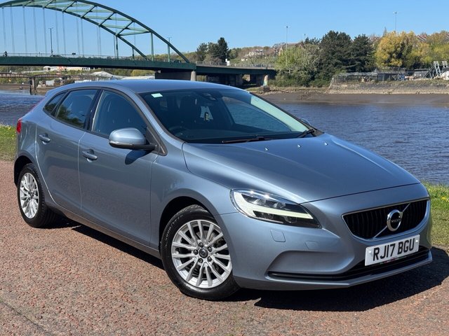 2017 VOLVO V40 2.0 D2 MOMENTUM NAV PLUS HATCHBACK 5DR DIESEL MANUAL EURO 6 S... photo