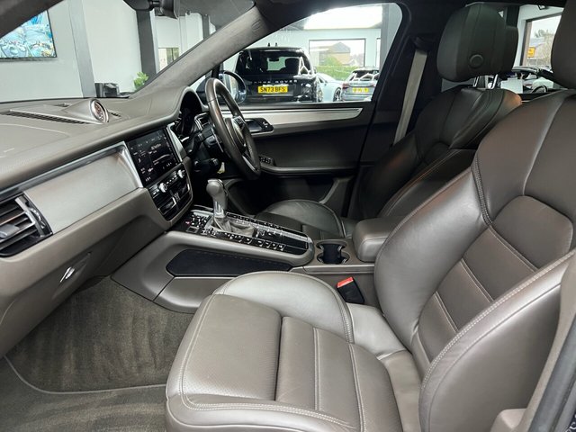 2020 PORSCHE MACAN - Photo 2