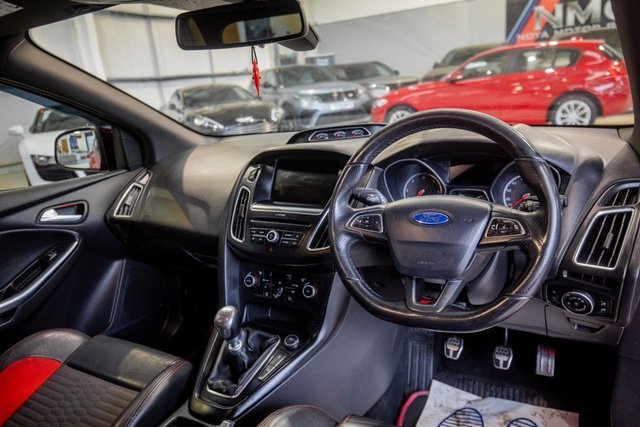 2015 Ford Focus 2L St-2 5dr - Photo 2