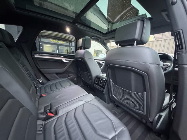 2023 VOLKSWAGEN TOUAREG 3.0 TDI V6 R-Line Tech Plus SUV 5dr Diesel Tiptronic 4Motion Euro 6 (s/s) (286 ps) - Photo 11
