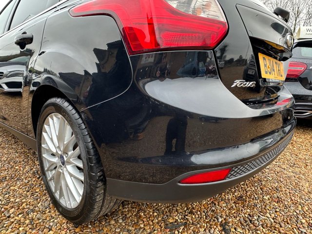 2014 Ford Focus 1.6L Zetec 5dr - Photo 11