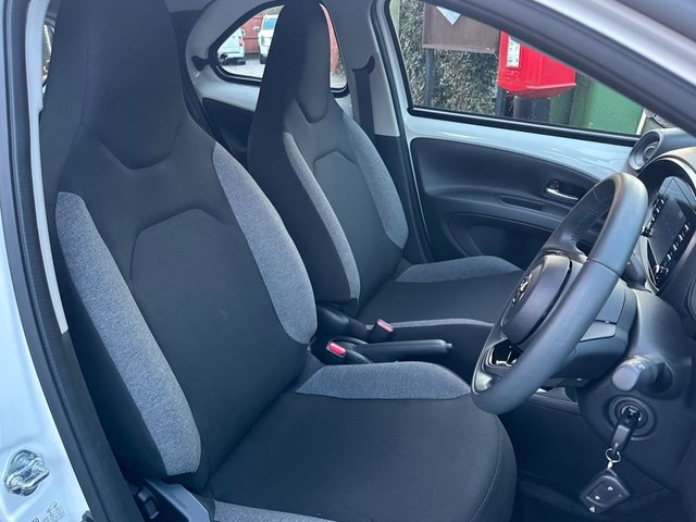 2022 TOYOTA AYGO X - Photo 4