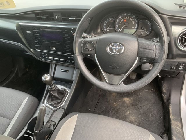 2015 TOYOTA AURIS 1.4 D-4D Active Touring Sports 5dr Diesel Manual Euro 6 (s/s) (90 ps) - Photo 6