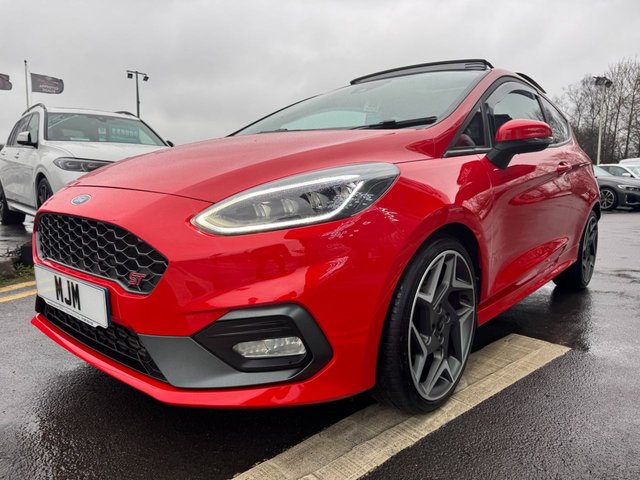 2020 FORD FIESTA 2020 1.5T EcoBoost ST-3 Hatchback 3dr Petrol Manual Euro 6 (200 ps) * HUGE SPEC LIST * PANORAMIC SUNROOF * HEATED STEERING WHEEL * ST PERFORMANCE PACK * B&O SOUND SYSTEM * LED LIGHTS * CRUISE CONTROL * APPLE CARPLAY * REAR CAMERA * HEATED RECARO SETAS * 18" MAGNETIC ALLOYS * PRIVACY GLASS * 4.2" DISPLAY * RACE RED * QUICKCLEAR WINDSCREEN * RED BRAKE CALIPES * FORD SYNC 3 * ST SPORTS SUSPENSION * SAT NAV * DAB * STUNNING THROUGHOUT * - Photo 7
