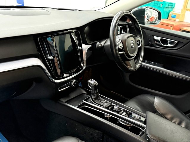 2019 VOLVO V60 2.0 D4 Momentum Pro Estate 5dr Diesel Auto Euro 6 (s/s) (190 ps) - Photo 4