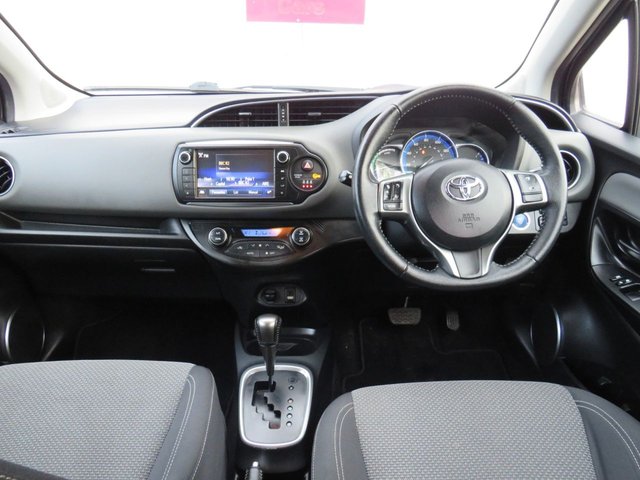 2015 TOYOTA YARIS 2015 1.5 VVT-h Icon Hatchback 5dr Petrol Hybrid E-CVT Euro 6 (101 ps) - Photo 2