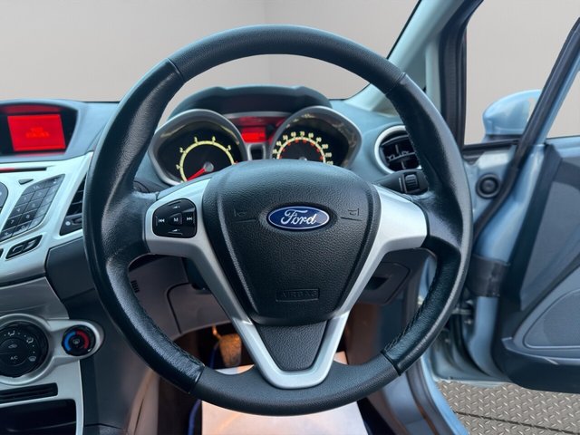 2010 Ford Fiesta 1.4L Zetec 3dr - Photo 11