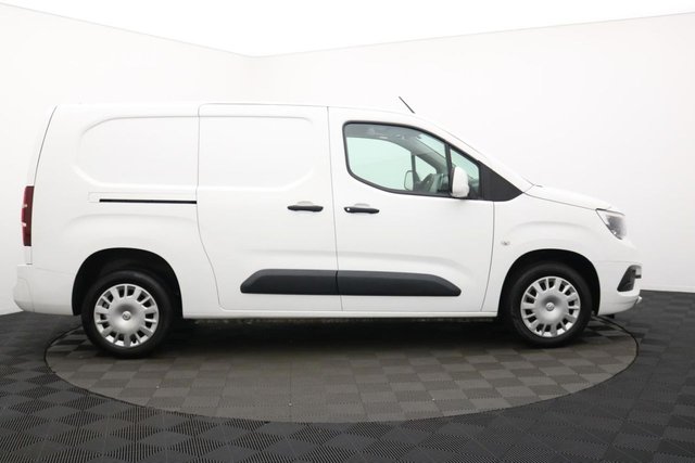 2021 Vauxhall Combo 1.5L Sportive 4dr - Photo 2