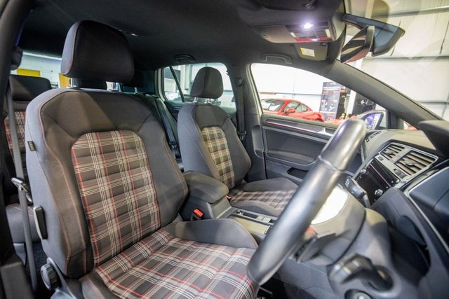 2017 Volkswagen Golf 2L GTI 5dr - Photo 3