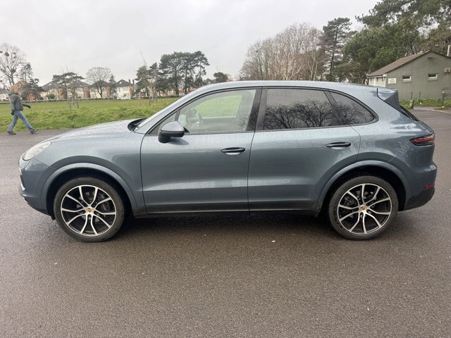 2018 PORSCHE CAYENNE - Photo 2