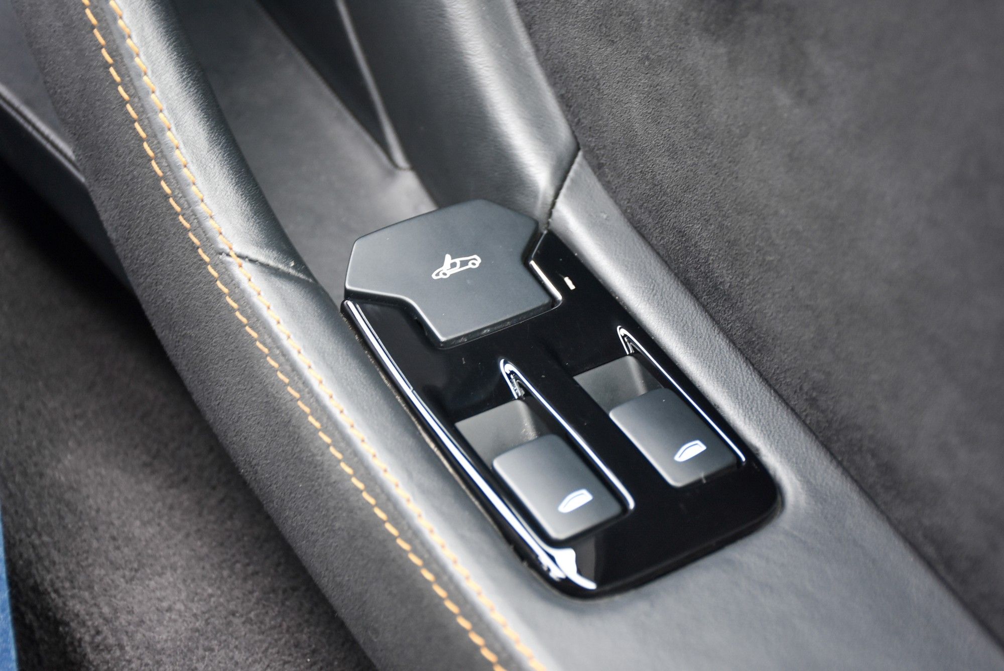 USED 2012 12 MCLAREN 12C 3.8T V8 SSG Euro 5 2dr 