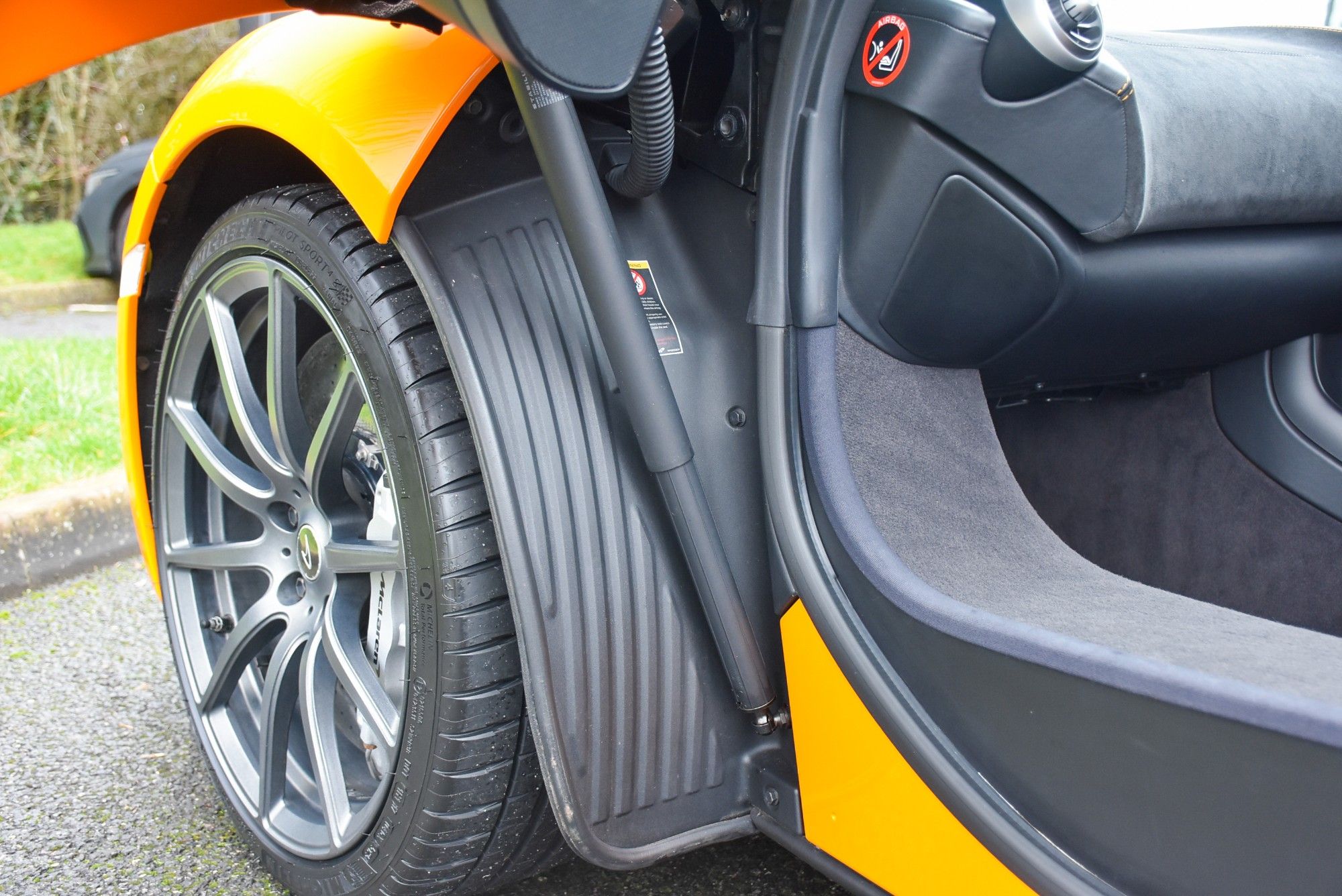 USED 2012 12 MCLAREN 12C 3.8T V8 SSG Euro 5 2dr 