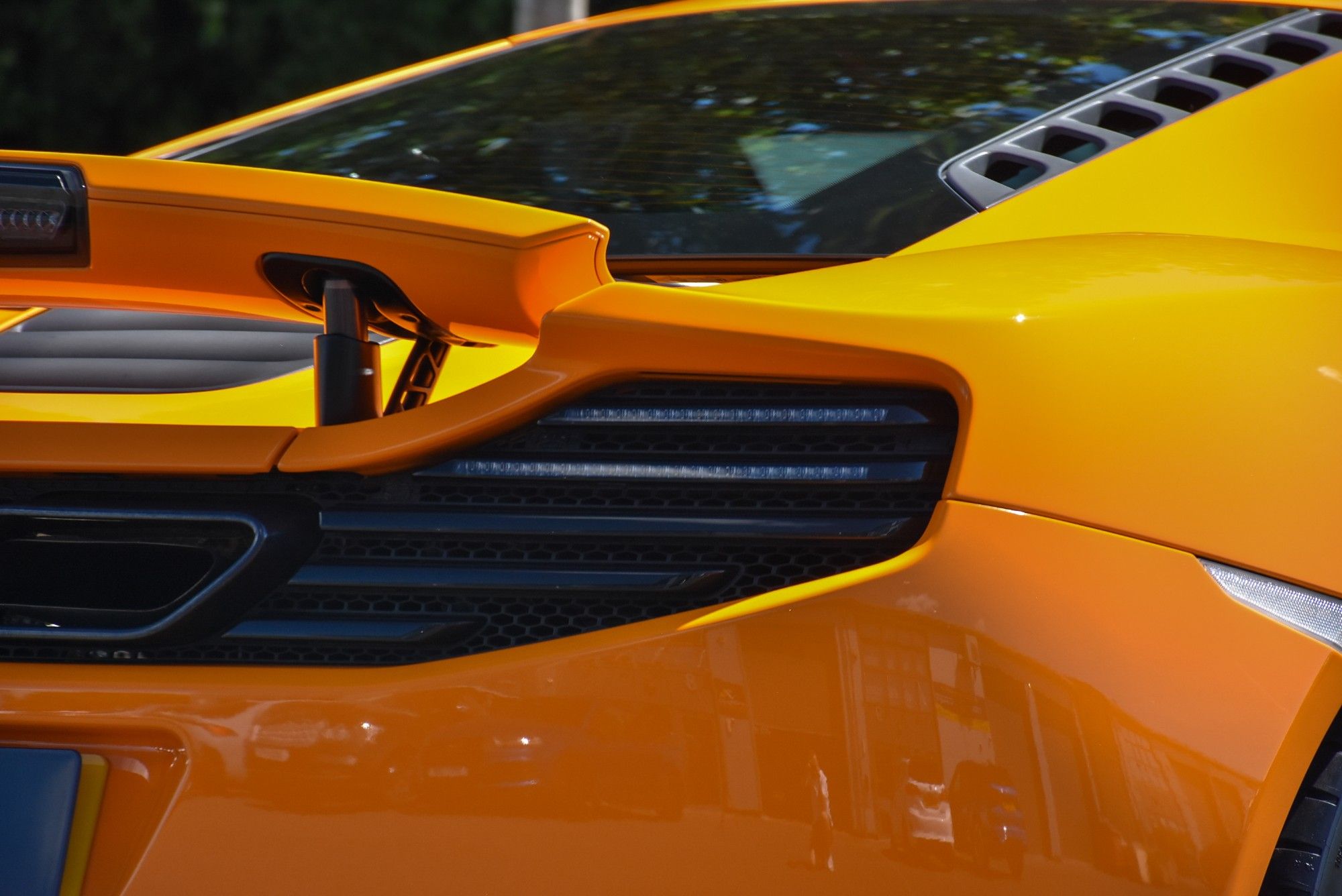 USED 2012 12 MCLAREN 12C 3.8T V8 SSG Euro 5 2dr 