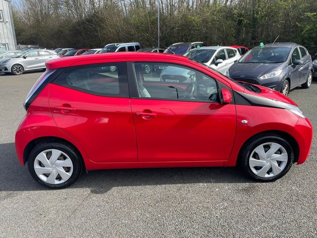 2017 Toyota Aygo 1L X-Play 5dr - Photo 2