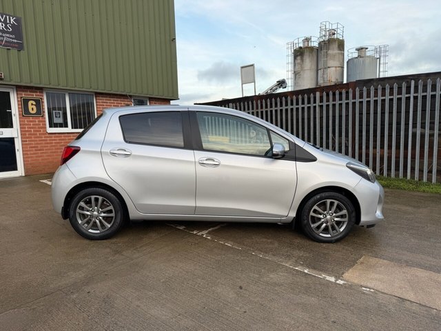 2015 TOYOTA YARIS - Photo 8