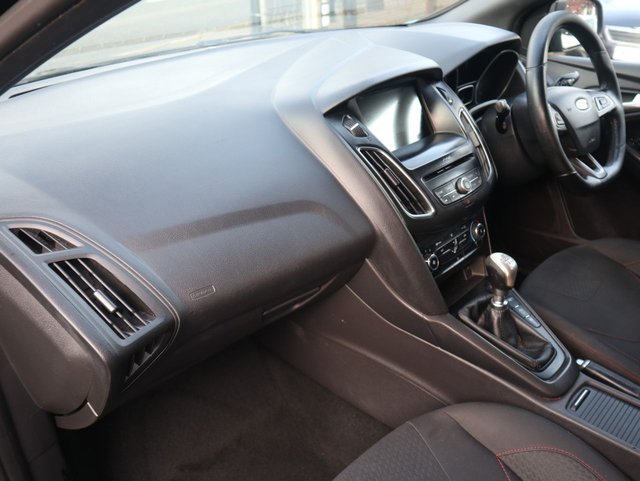 2018 Ford Focus 1L St-Line 5dr - Photo 11