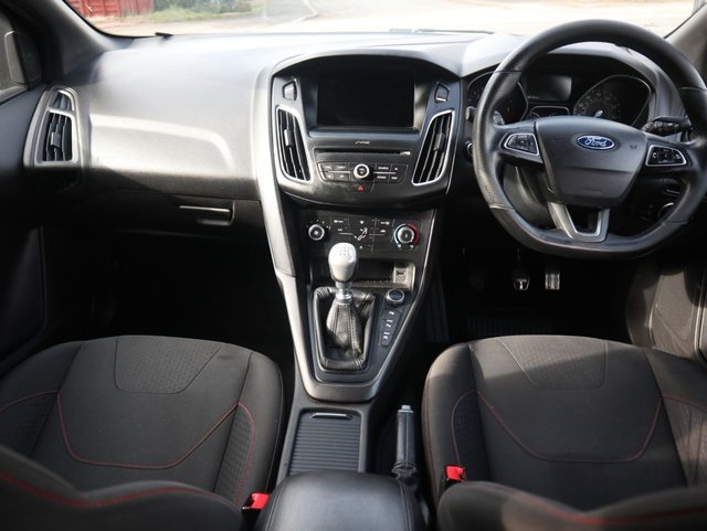 2018 Ford Focus 1L St-Line 5dr - Photo 2