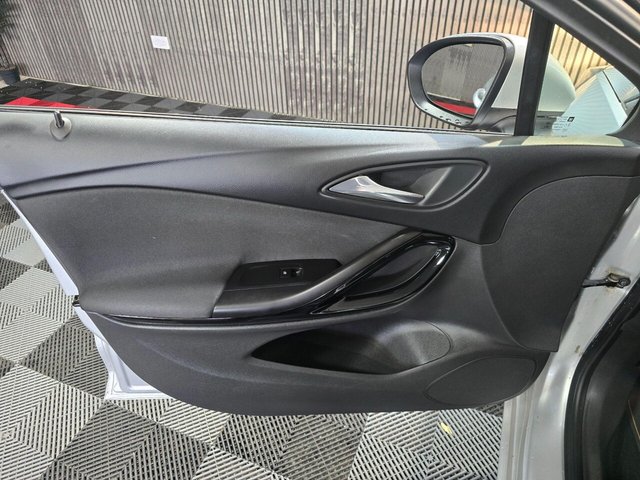 2017 VAUXHALL ASTRA 1.4i Turbo SRi Nav Euro 6 5dr - Photo 11